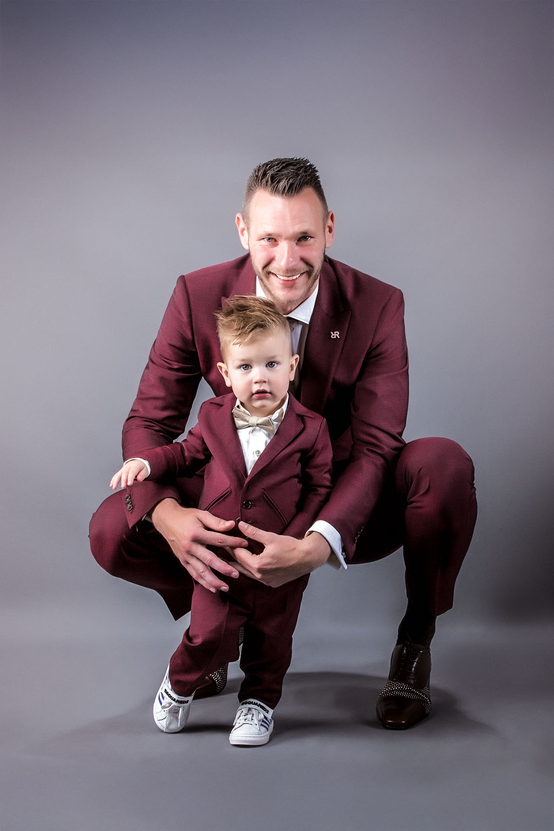 pakkenvoorkinderen-STA-007 Erwin Mulder en zijn zoon in een trouwpak van Rietbergh