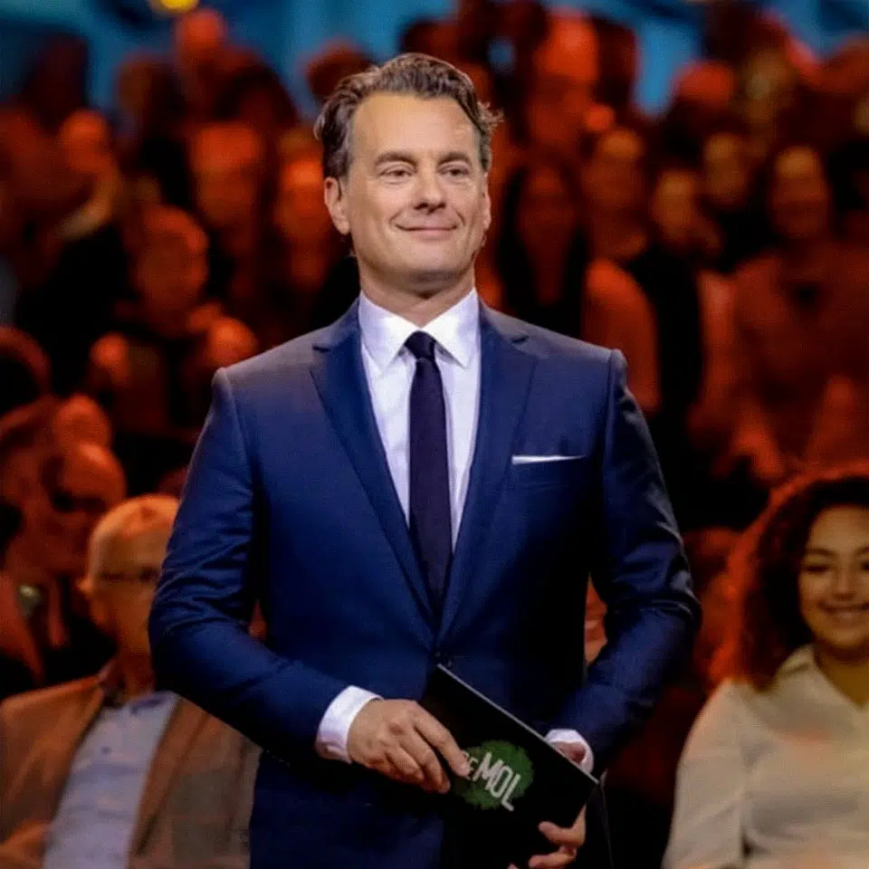 Rik van de Westelaken in een maatpak van Rietbergh