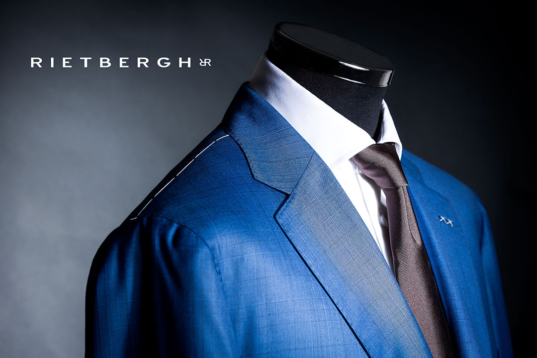 Scabal-x-Rietbergh-003 een blauw maatpak met een bruine das van Rietbergh x Scabal