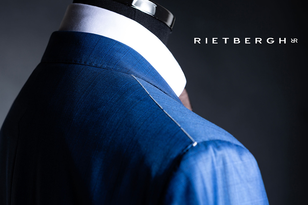 Scabal-x-Rietbergh-004 De achterkant van een blauw maatpak van Rietbergh en Scabal