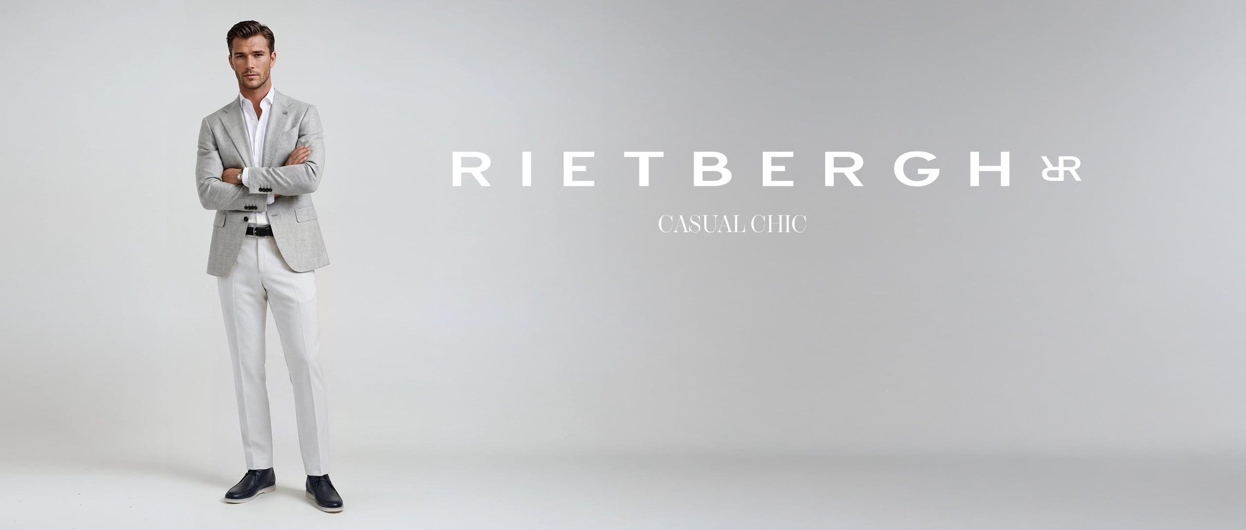 Casual-chic-Header-2026-002-STA Een klant van Rietbergh in een lichtgrijze casual chic combinatie van Rietbergh