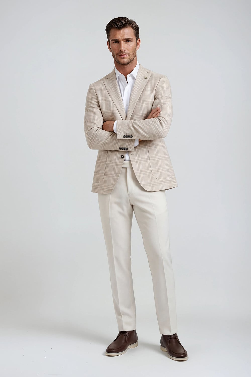 Casual-chic-Header-2026-005-STA Een man in een beige casual chic stof van Rietbergh