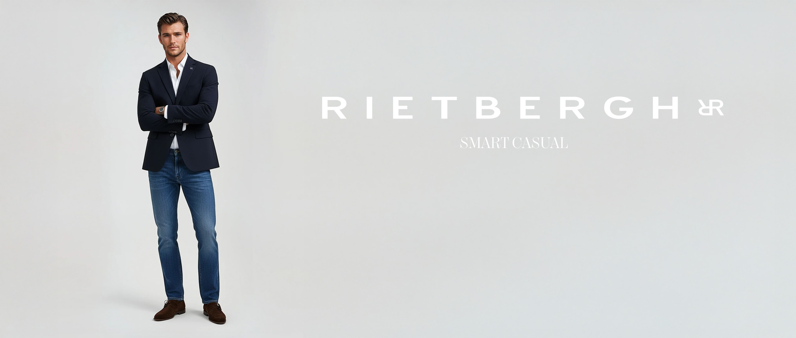 Headerfoto-smart-casual-2026-002-STA Een man in een smart casual combinatie met een blauw colbert