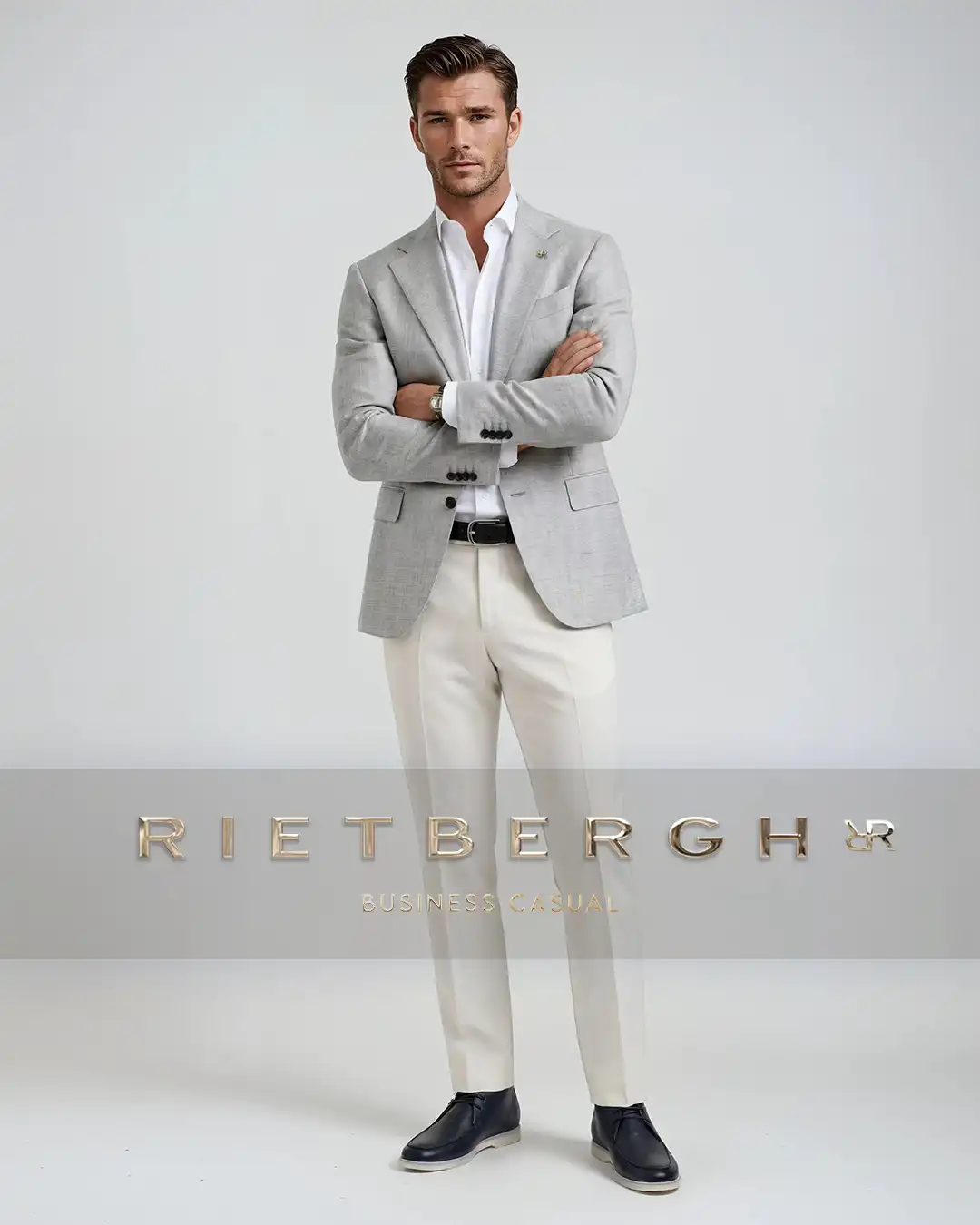 Business-casual-sta-2026-001 Een grijs colbert en een wit shirt met een off white chino business casual combinatie