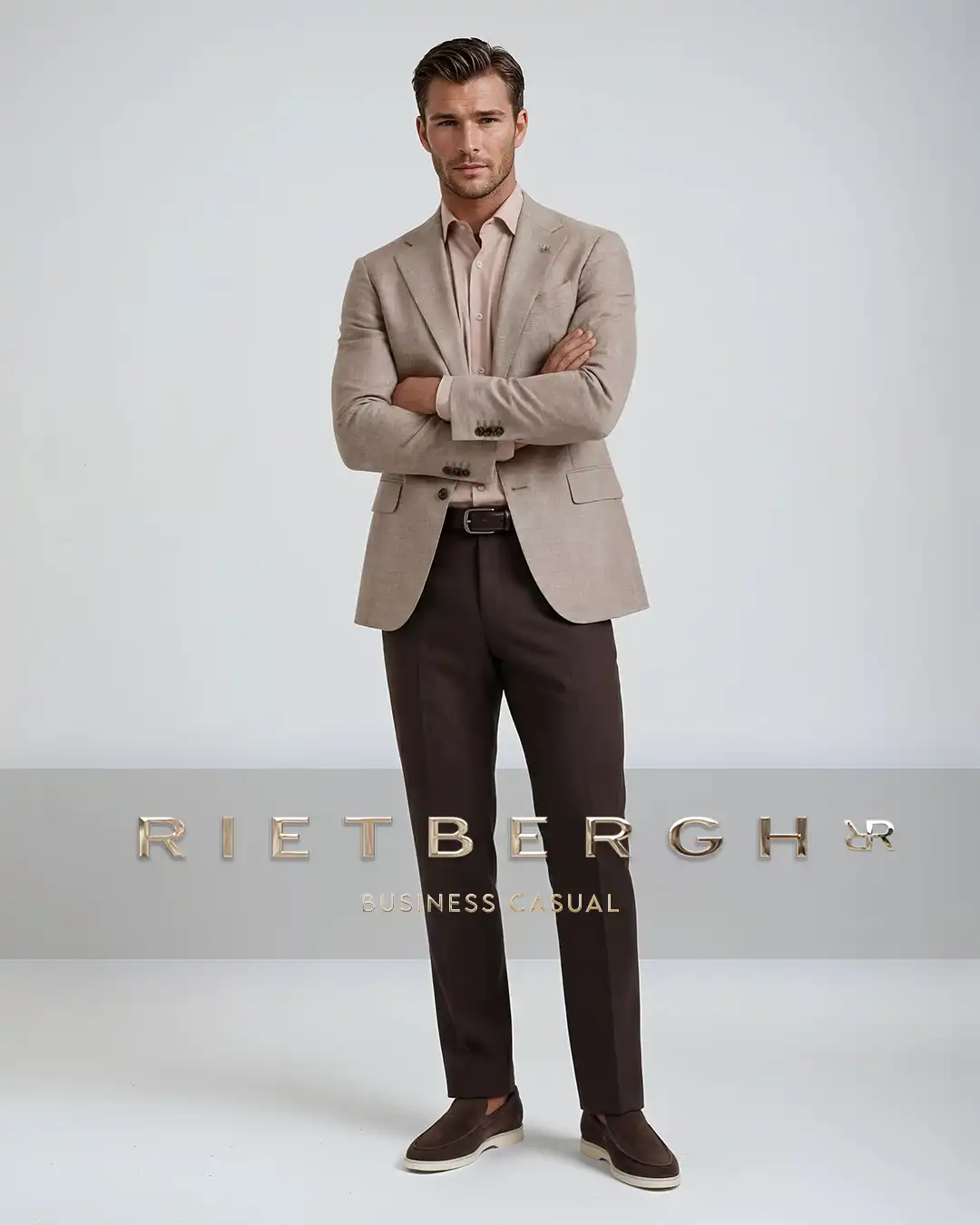 Business-casual-sta-2026-005 Een beige business casual outfit gedragen door een man met bruine haren