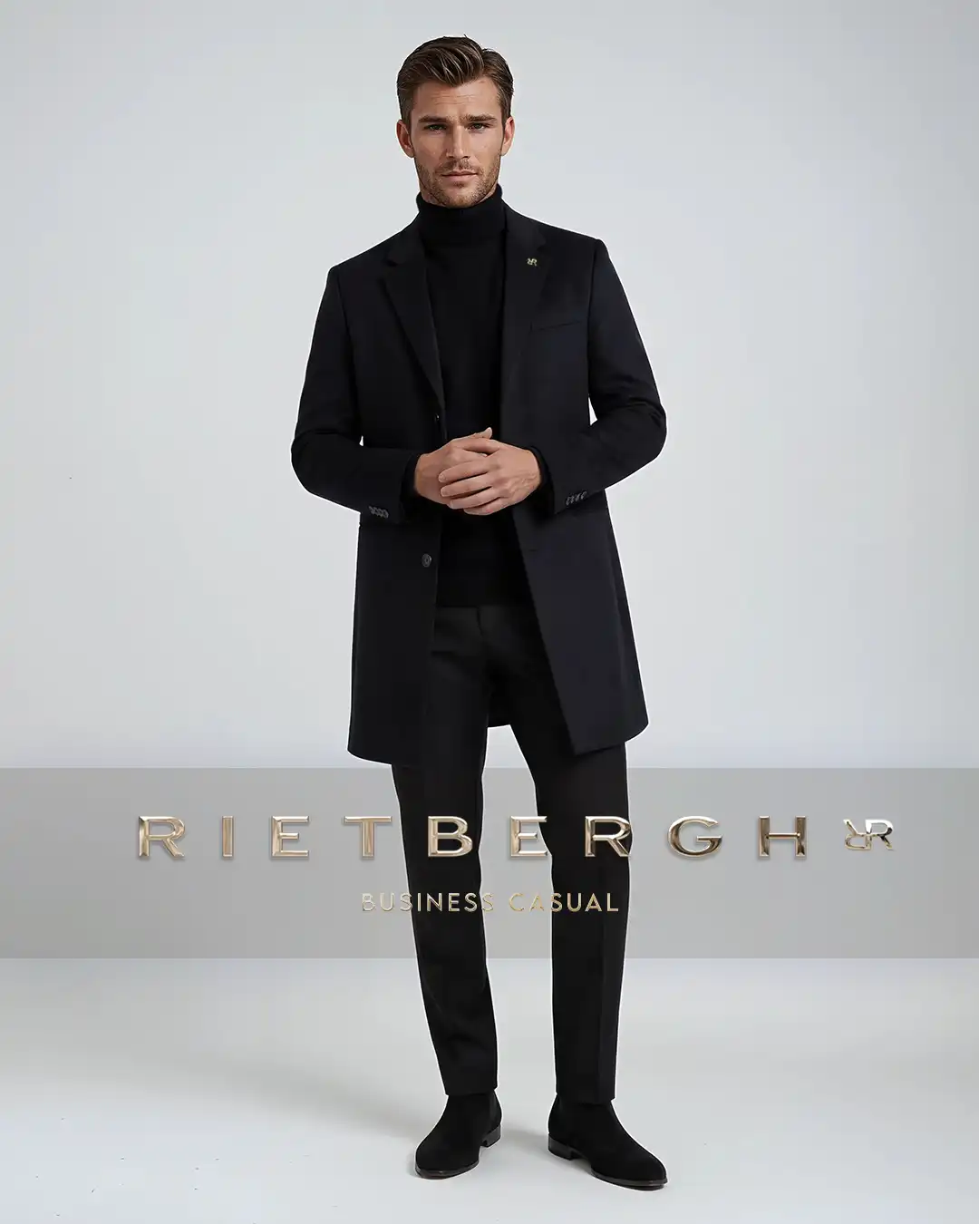 Business-casual-sta-2026-006 Een man in een zwarte overcoat, colltrui en een zwarte pantalon