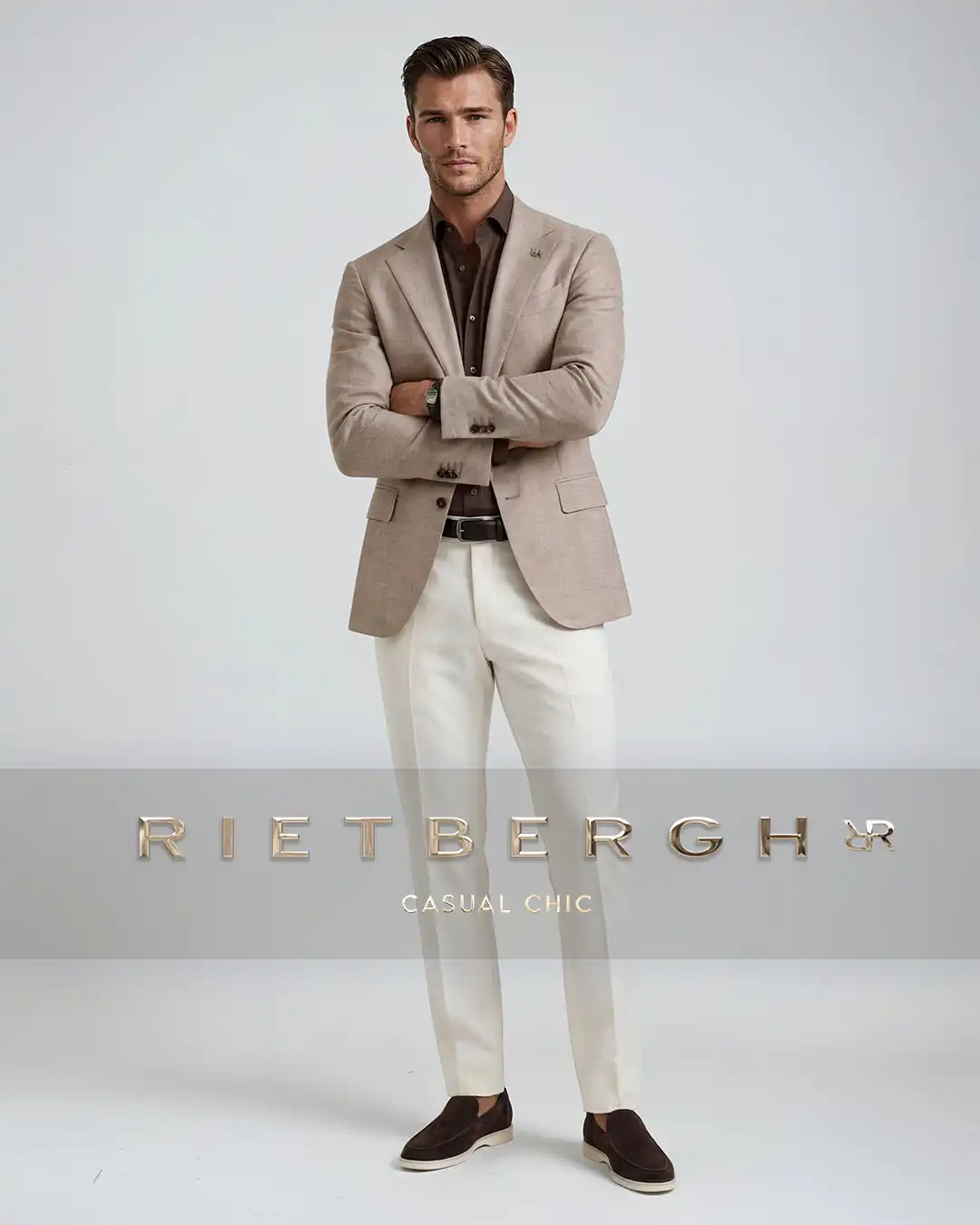 Casual-chic-sta-2026-001 Een man in een beige casual chic outfit met een bruin shirt en witte chino