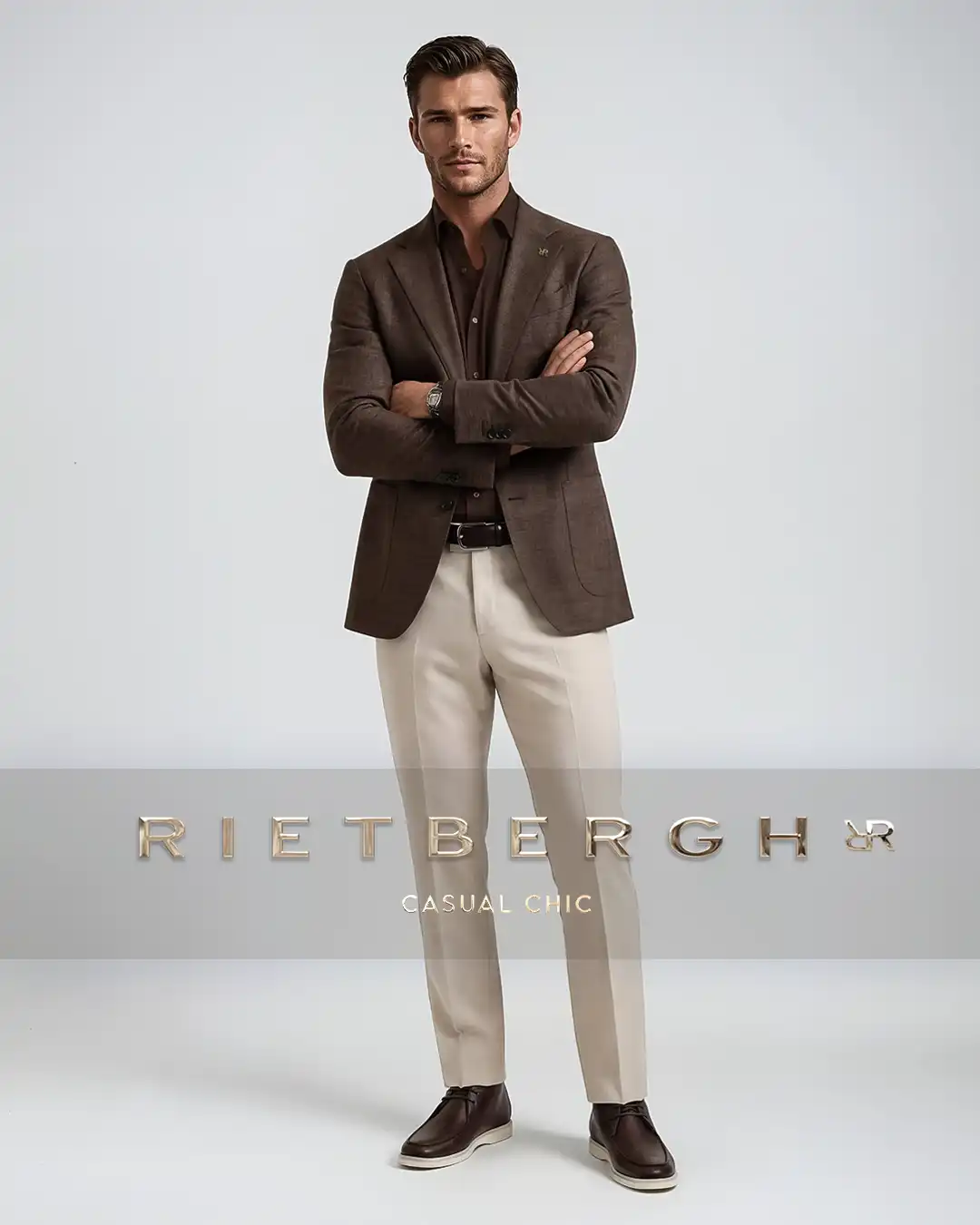 Casual-chic-sta-2026-002 Een man in een bruine casual chic outfit met een donkerbruin shirt en beige chino