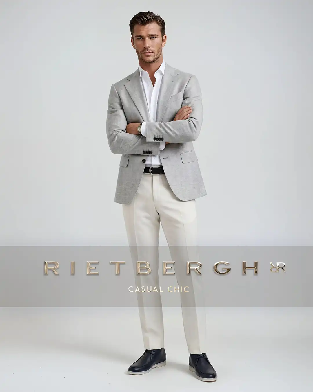 Casual-chic-sta-2026-004 een man in een grijze casual chic outfit met wit shirt en beige chino