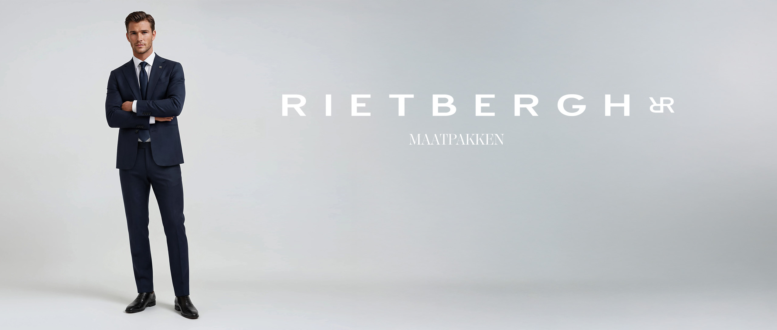 Een klant van Rietbergh in een blauw maatpak