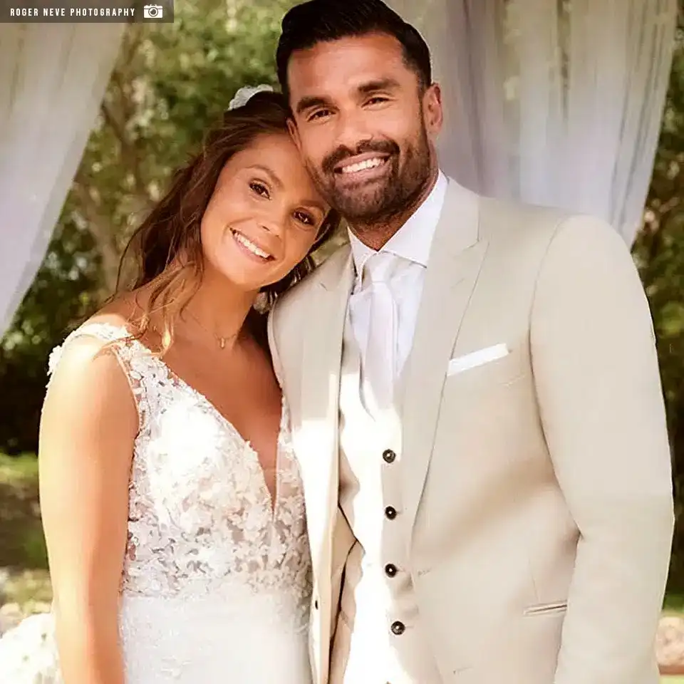 Rietbergh-klanten-vierkant-0002 Bruidegom Benjamin van Leer in een beige trouwpak van Rietbergh samen met bruid Lieke Martens in een witte trouwjurk