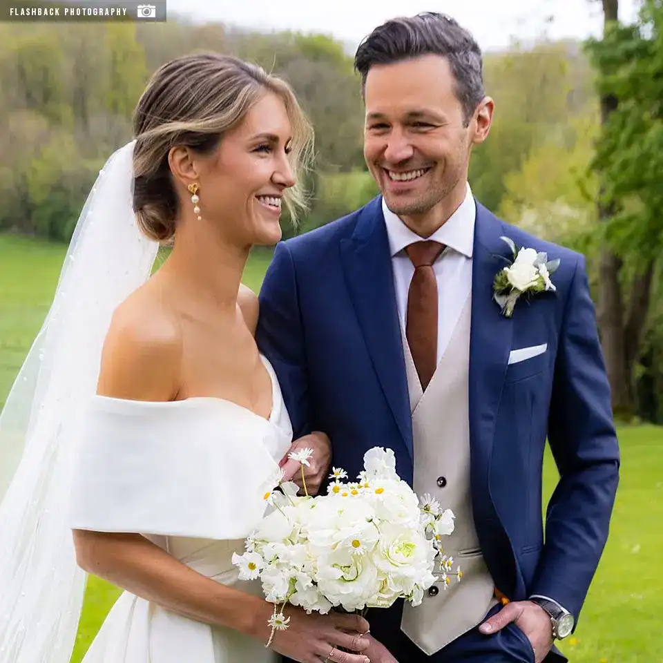 Rietbergh-klanten-vierkant-0003 bruidegom in een blauw trouwpak voor heren met een beige gilet en een knappe blonde bruid in een luxueuze trouwjurk