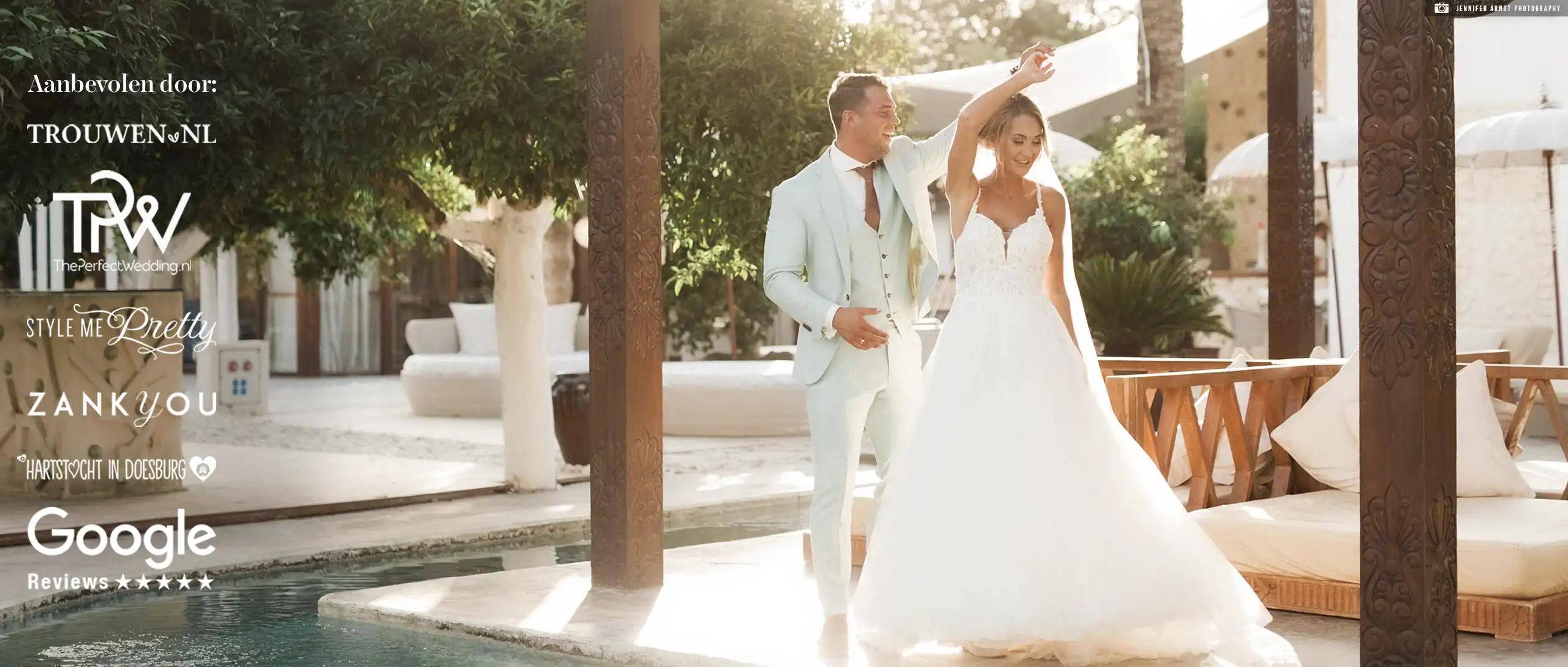 Een bruidegom in een mintgroen trouwpak