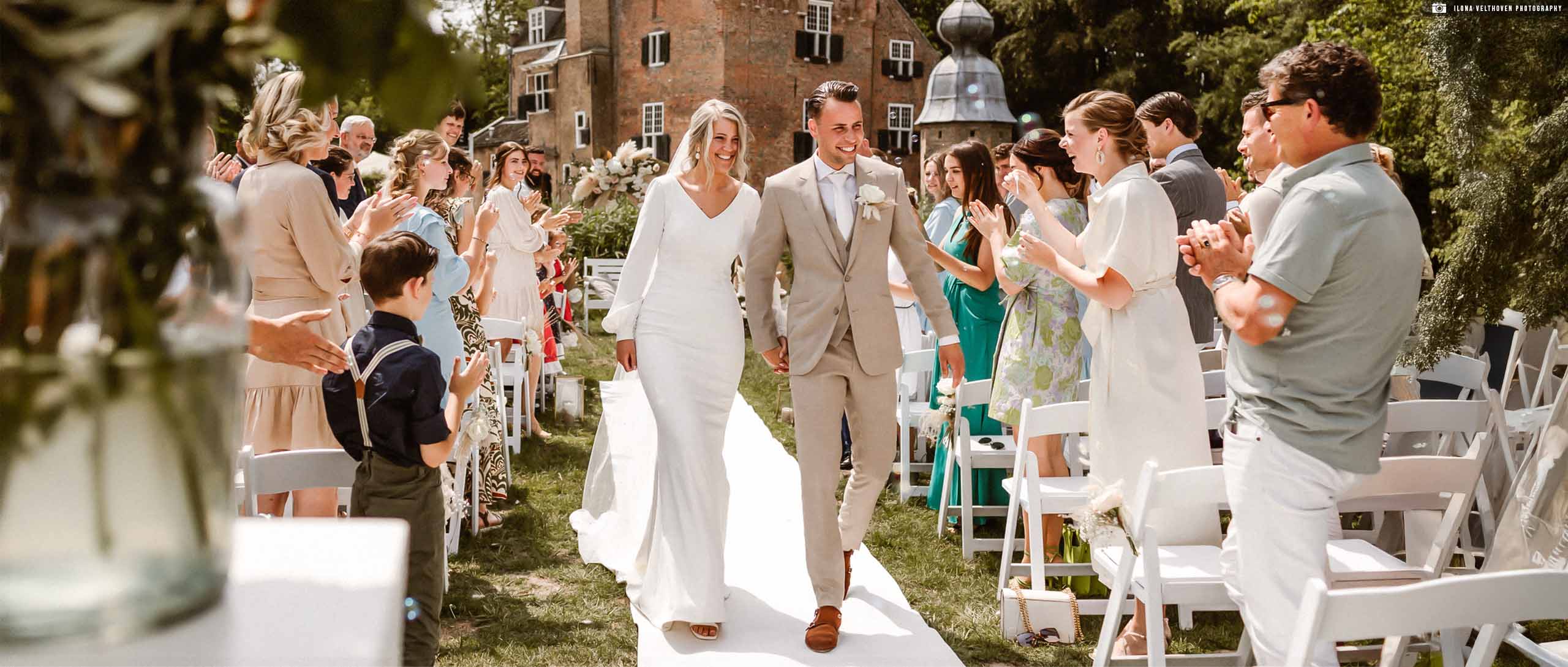 Een klant in een beige trouwpak van Rietbergh