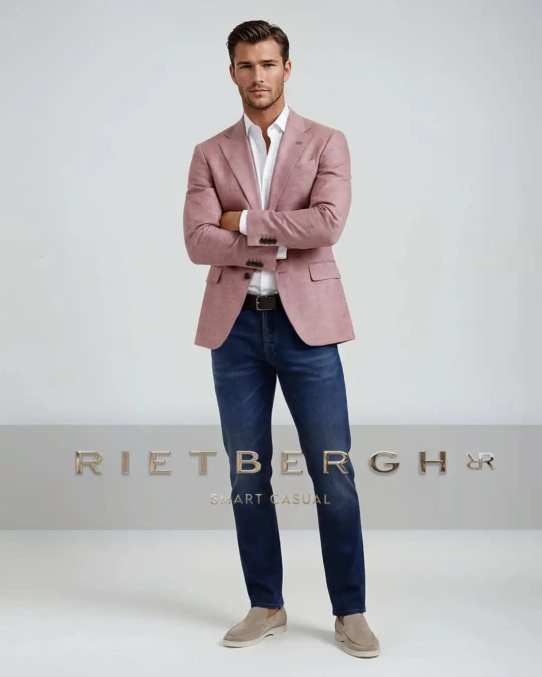 Smart-casual-sta-2026-0001B Een man in een smart casual combinatie met een roze blazer en blauwe maatjeans