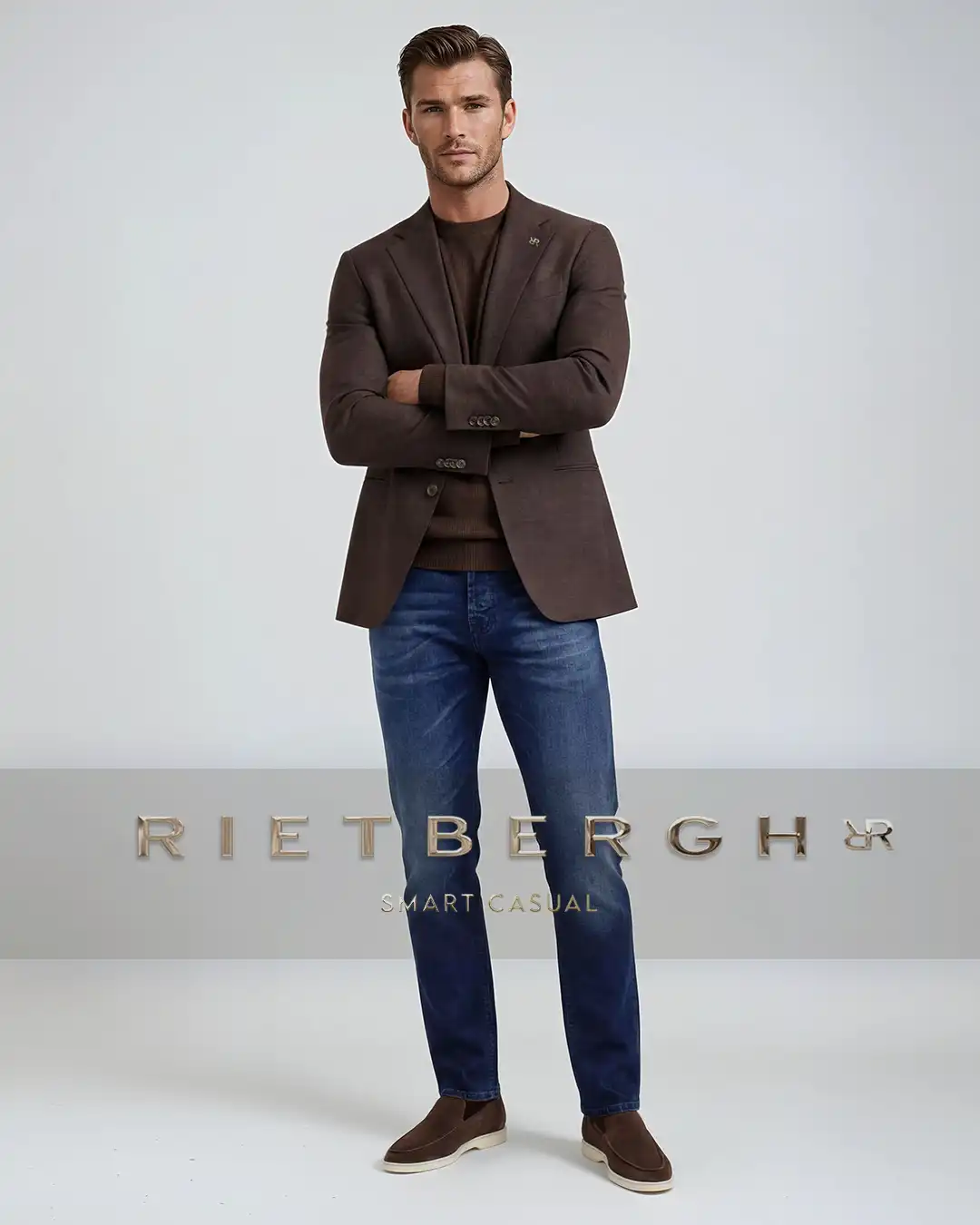 Smart-casual-sta-2026-0002 Een man in een smart casual combinatie van Rietbergh met een bruine blazer en een maatjeans