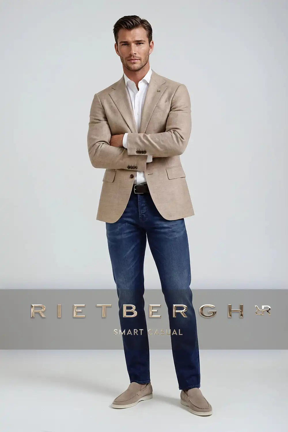 Smart-casual-sta-2026-0004 Een man in een smart casual combinatie van Rietbergh met een beige blazer en een maatjeans