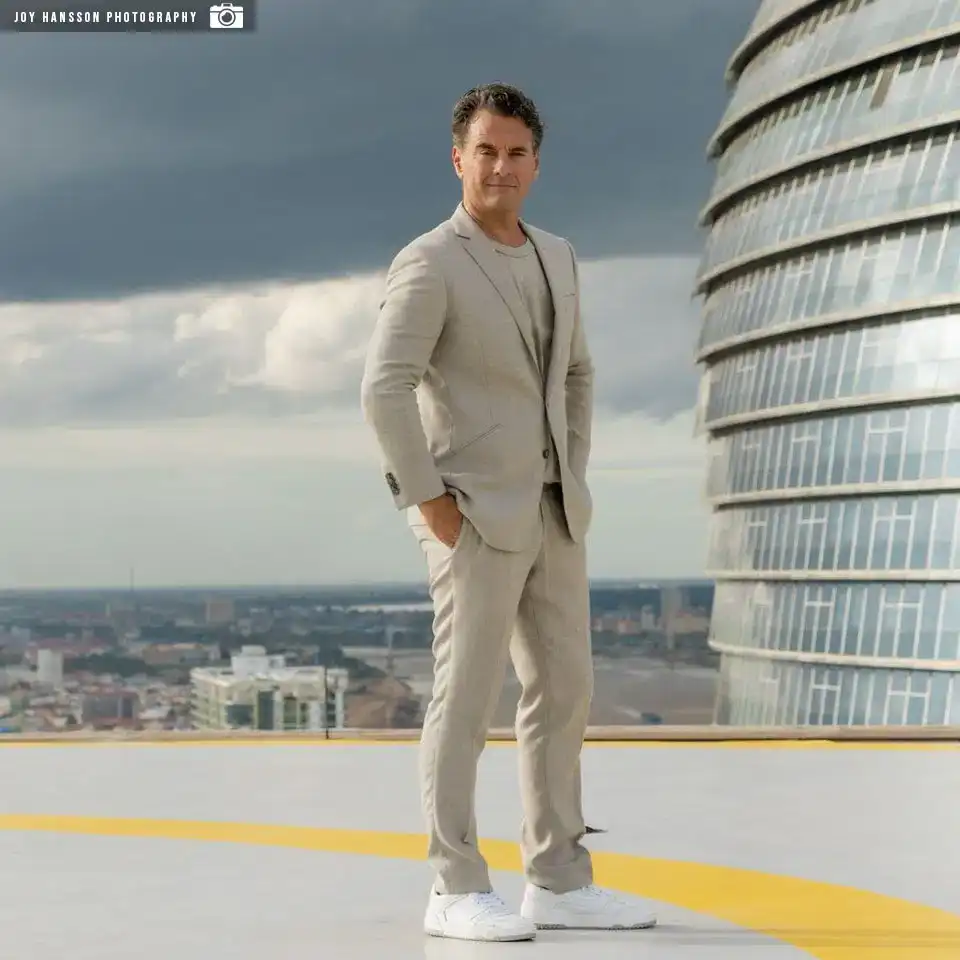 casual-chic-klanten-0003 Rik van de Westelaken in een beige casual chic outfit van Rietbergh