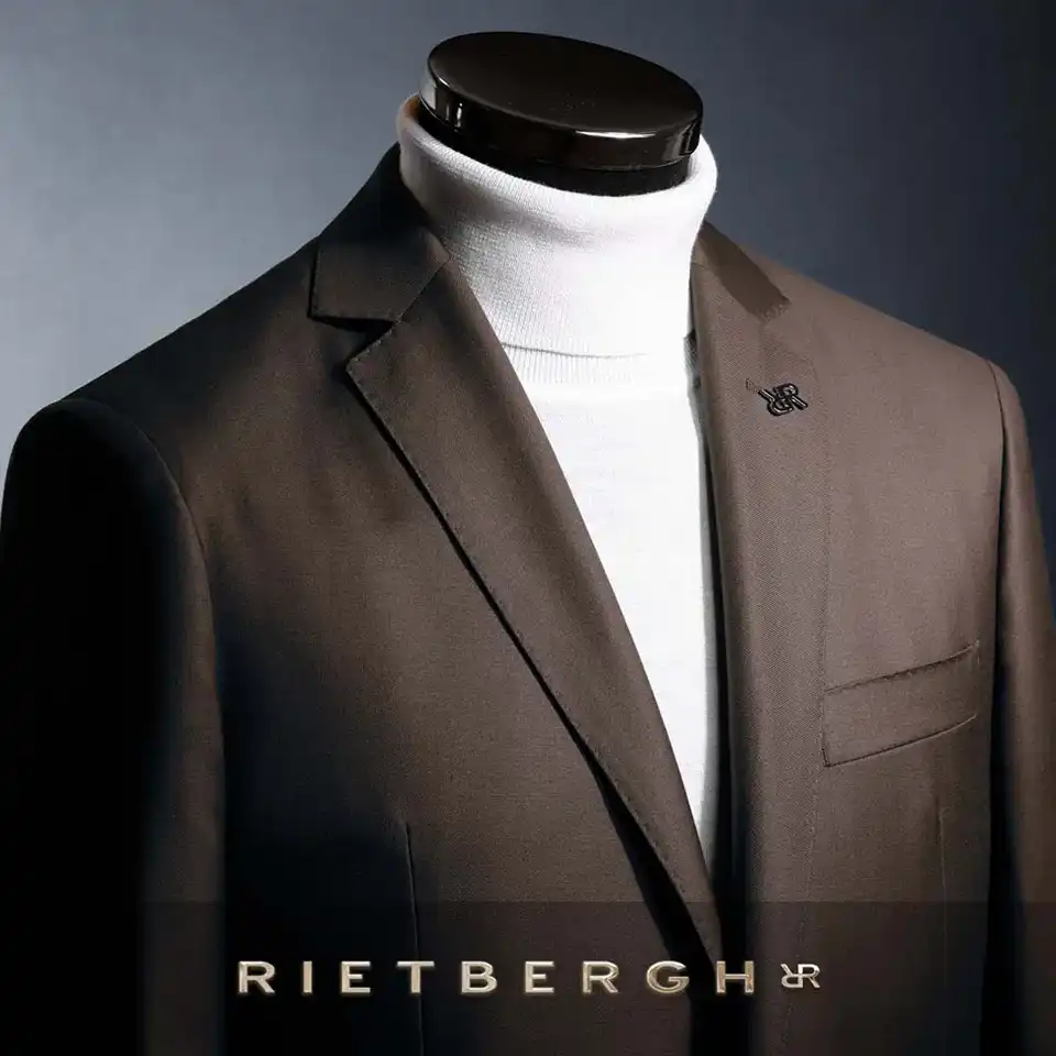 casual-chic-outfit-0002 Een middenbruine blazer en een off white coltrui van Rietbergh