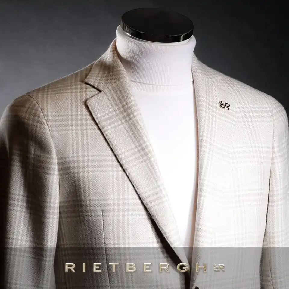 casual-chic-outfit-0004 Een beige casual chic combinatie met een witte coltrui