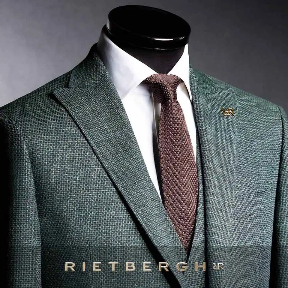 groen_trouwpak_2026-0001 Een driedelig groen trouwpak met een bruine das van Rietbergh trouwpakken