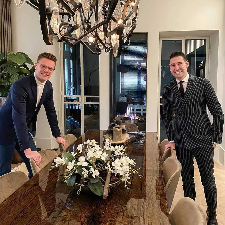 maatpak-klanten-2026-0004 Marco Aarnink en Rutger Rietbergh in blauwe maatpakken in het huis van Marco