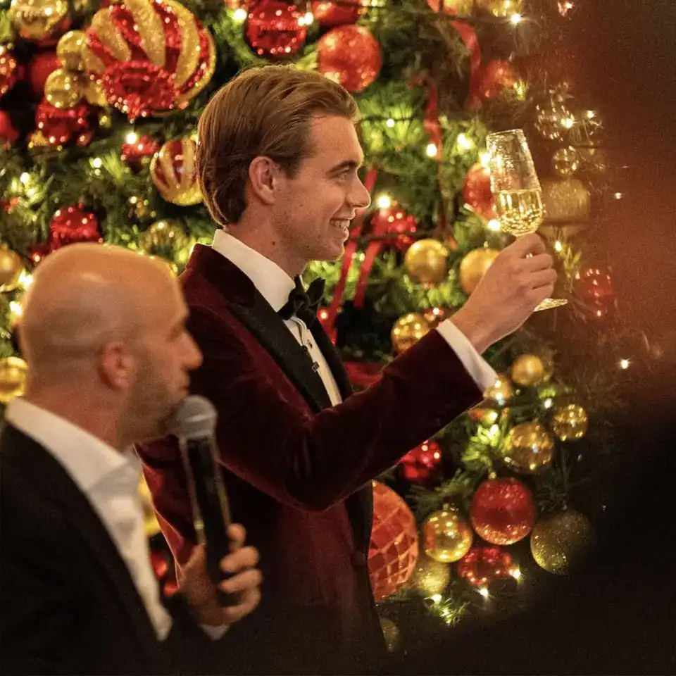 richardverschoor-smokingklant-0001 Formule 2 coureur Richard Verschoor in een rode fluwelen smoking van Rietbergh voor een kerstboom in het Kurhaus