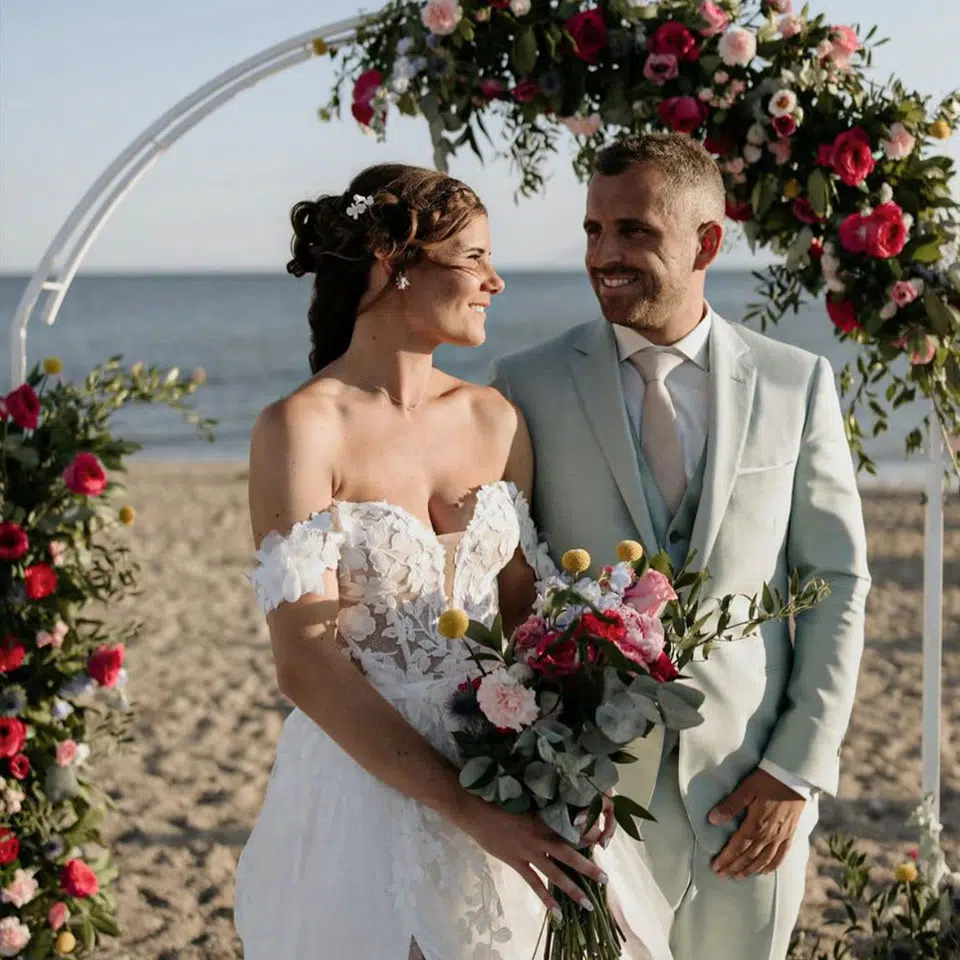 rietbergh-klant-2026-014 een bruidegom in een mintgroen trouwpak