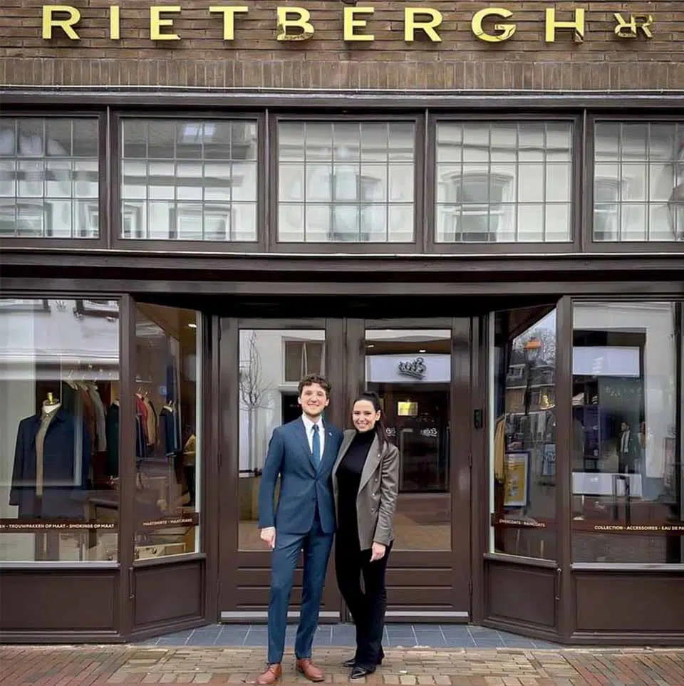 Een klant van Rietbergh in een blauw pak voor de winkel in Doesburg