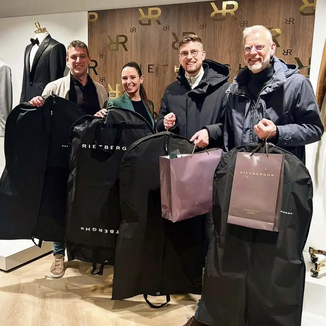 Daphne Rietbergh met drie klanten in de winkel