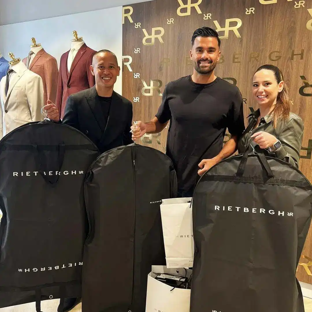 Benjamin van Leer samen met Daphne en Ferry van Middelkoop in de winkel in Doesburg 