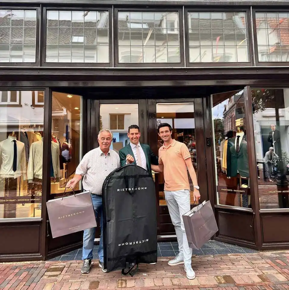 Klanten van Rietbergh voor de Rietbergh winkel in Doesburg