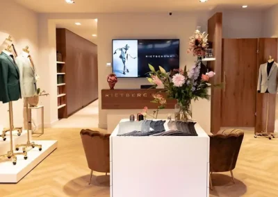 Het winkelgedeelte van Rietbergh met daarin verschillen soorten trouwpakken en maatpakken