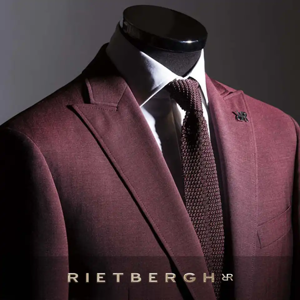 rood_trouwpak_2026-0001 Een rood trouwpak met een donkerrode das van Rietbergh trouwpakken