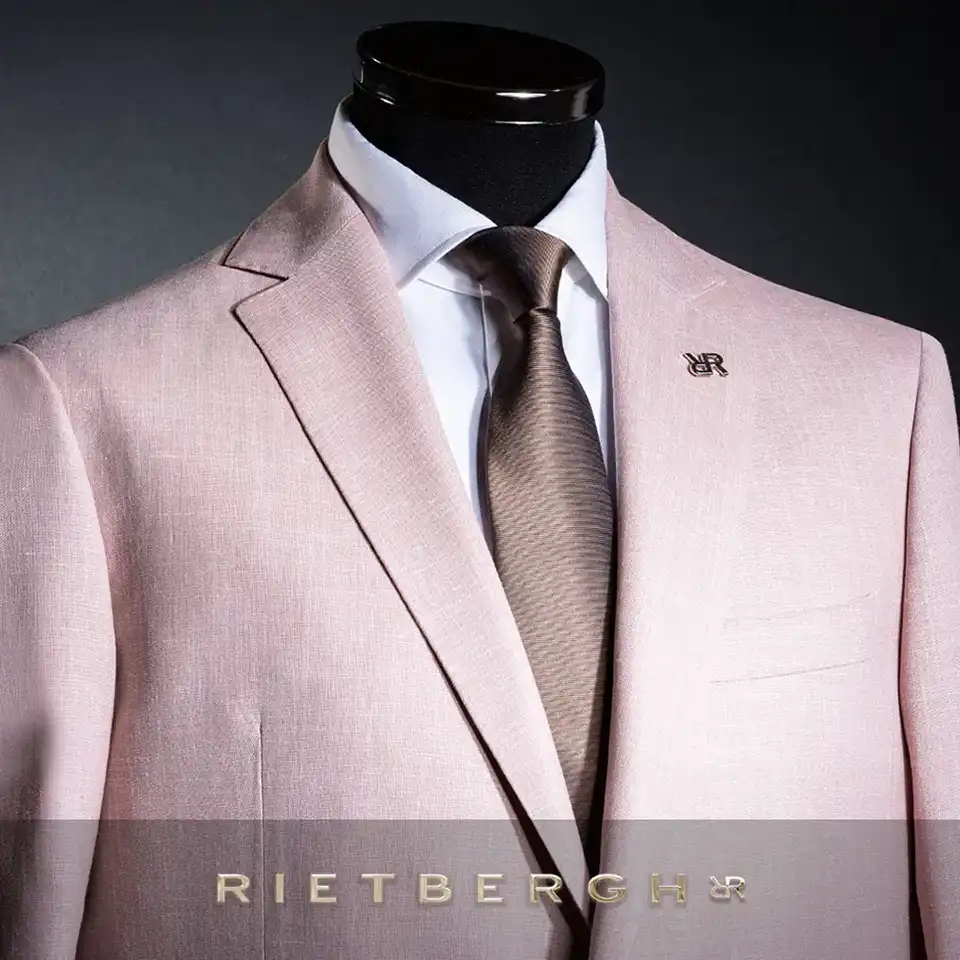 roze_trouwpak_2026-0001 Een roze trouwpak met een koperkleurige das van Rietbergh trouwpakken