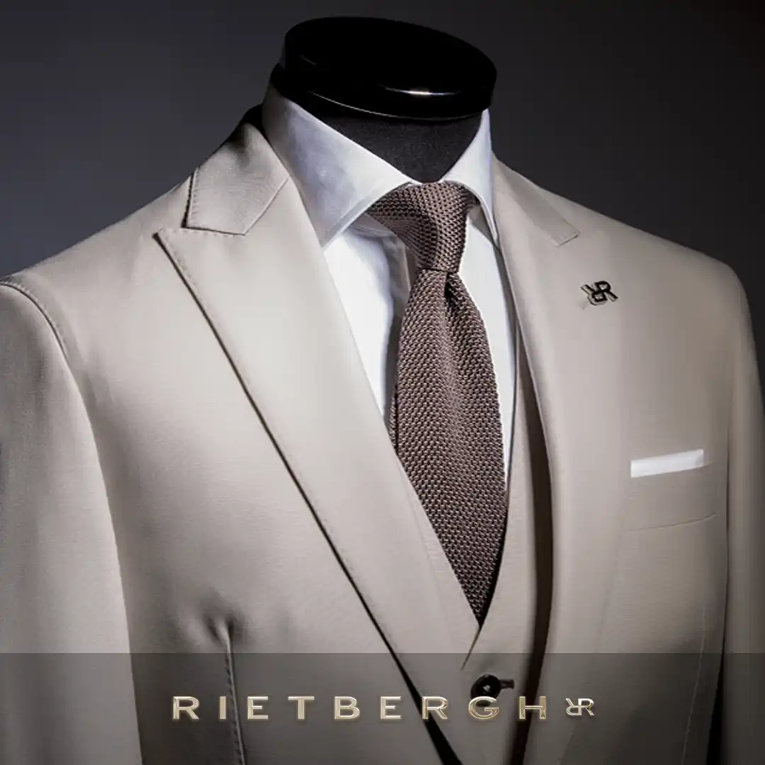 trouwpak-title-0001 Een trouwpak van Rietbergh met een bruine das en een wit shirt