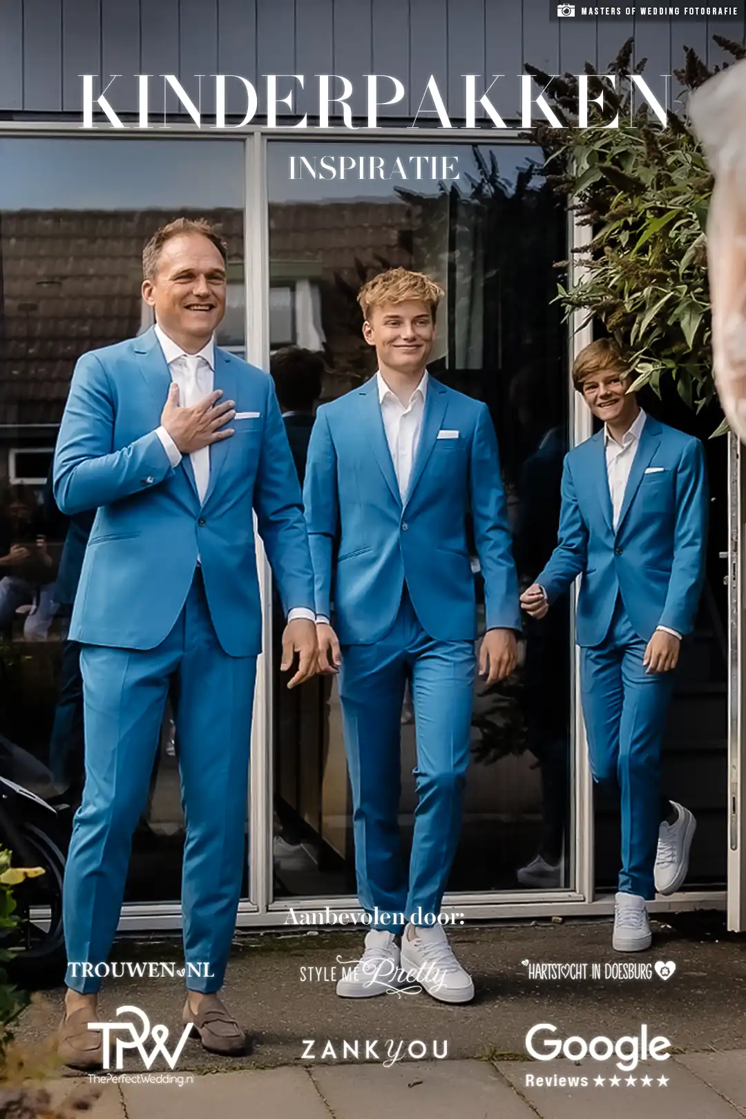Kinderpakken-STA-0001 een man en zijn zoons gekleed in blauwe kinderpakken op maat