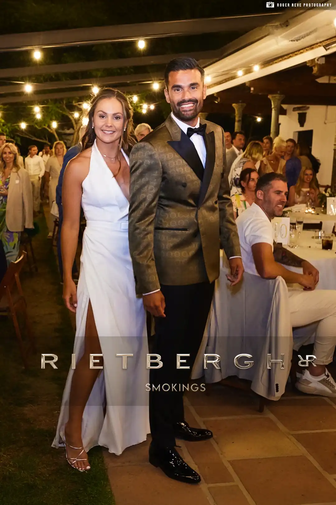 smokingklanten-gouden-smoking-0001-STA Benjamin van Leer in een gouden smoking naast zijn partner Lieke Martens.