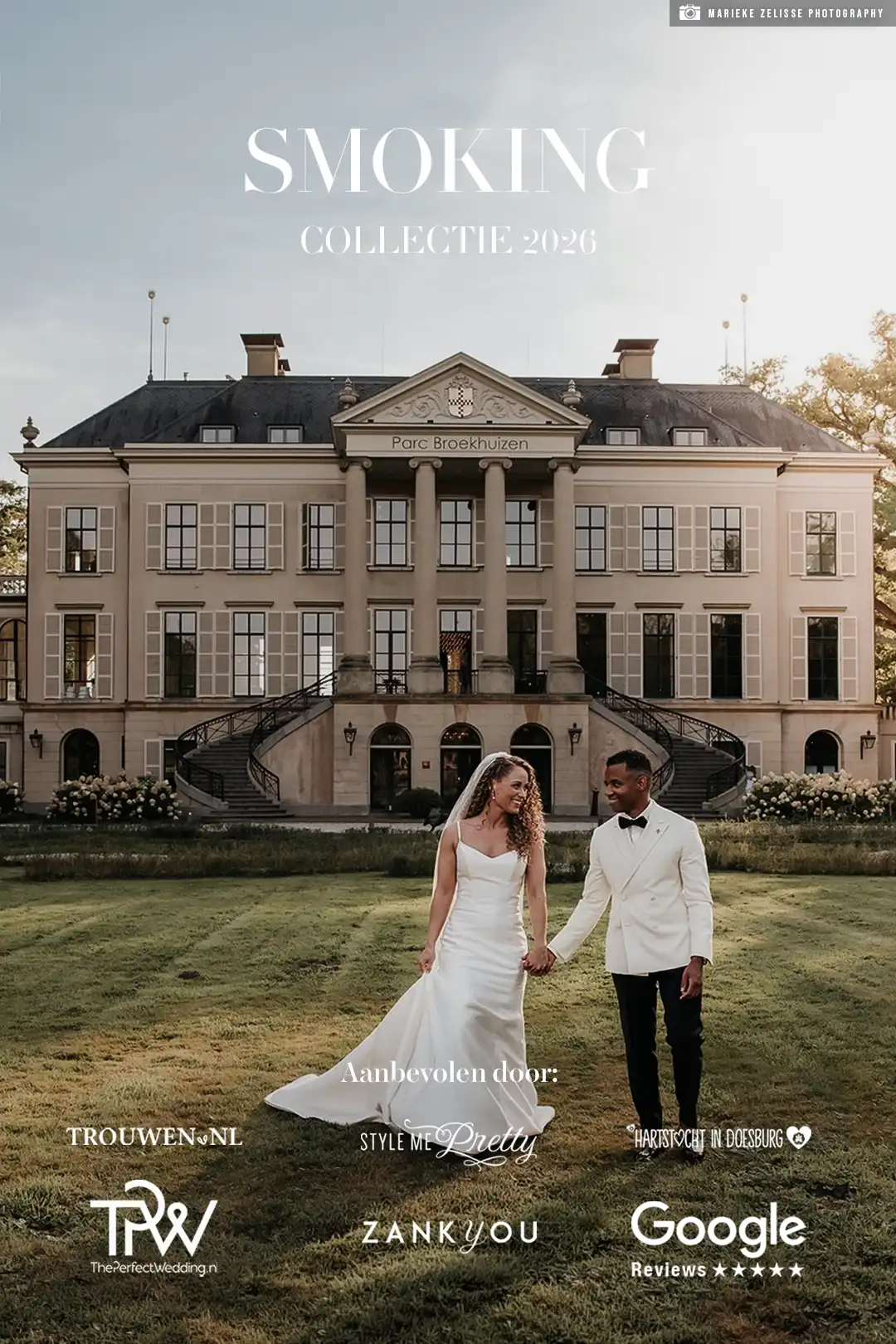 een bruidspaar in een witte smoking en een witte trouwjurk voor trouwlocatie Parc Broekhuizen.