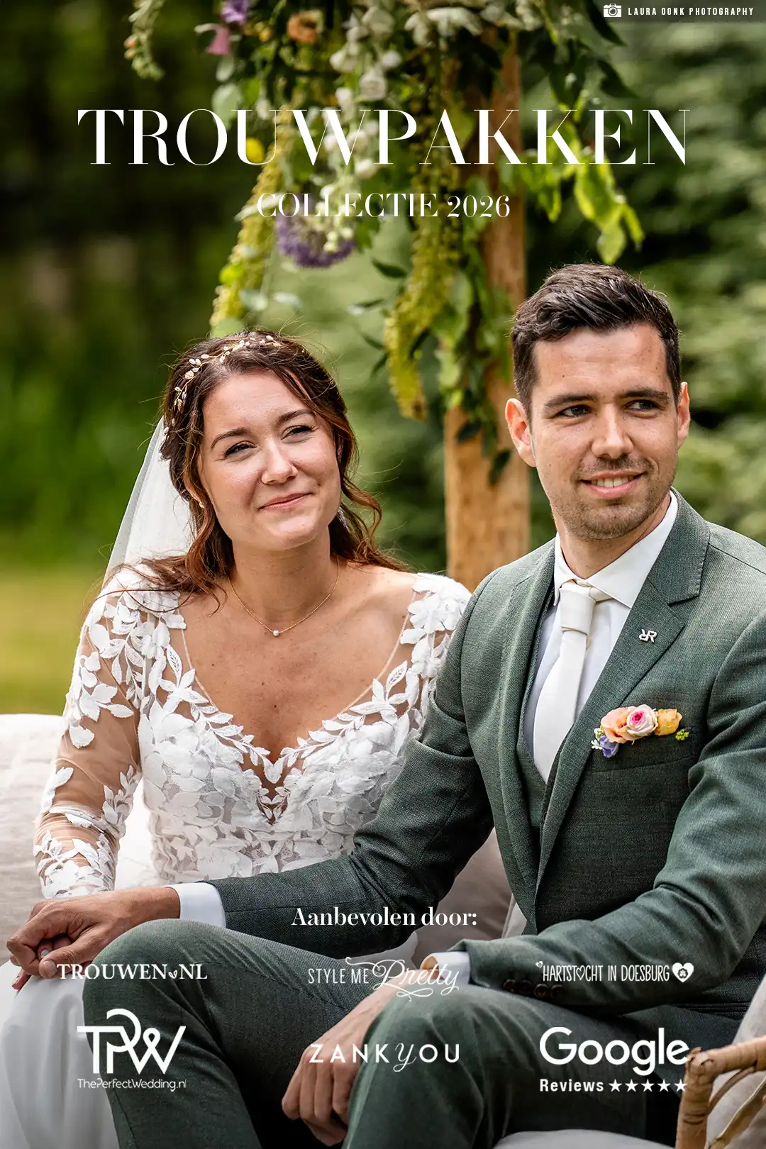 trouwpak-groen-001-STA Een bruidspaar in een groen trouwpak van Rietbergh samen met zijn bruid.