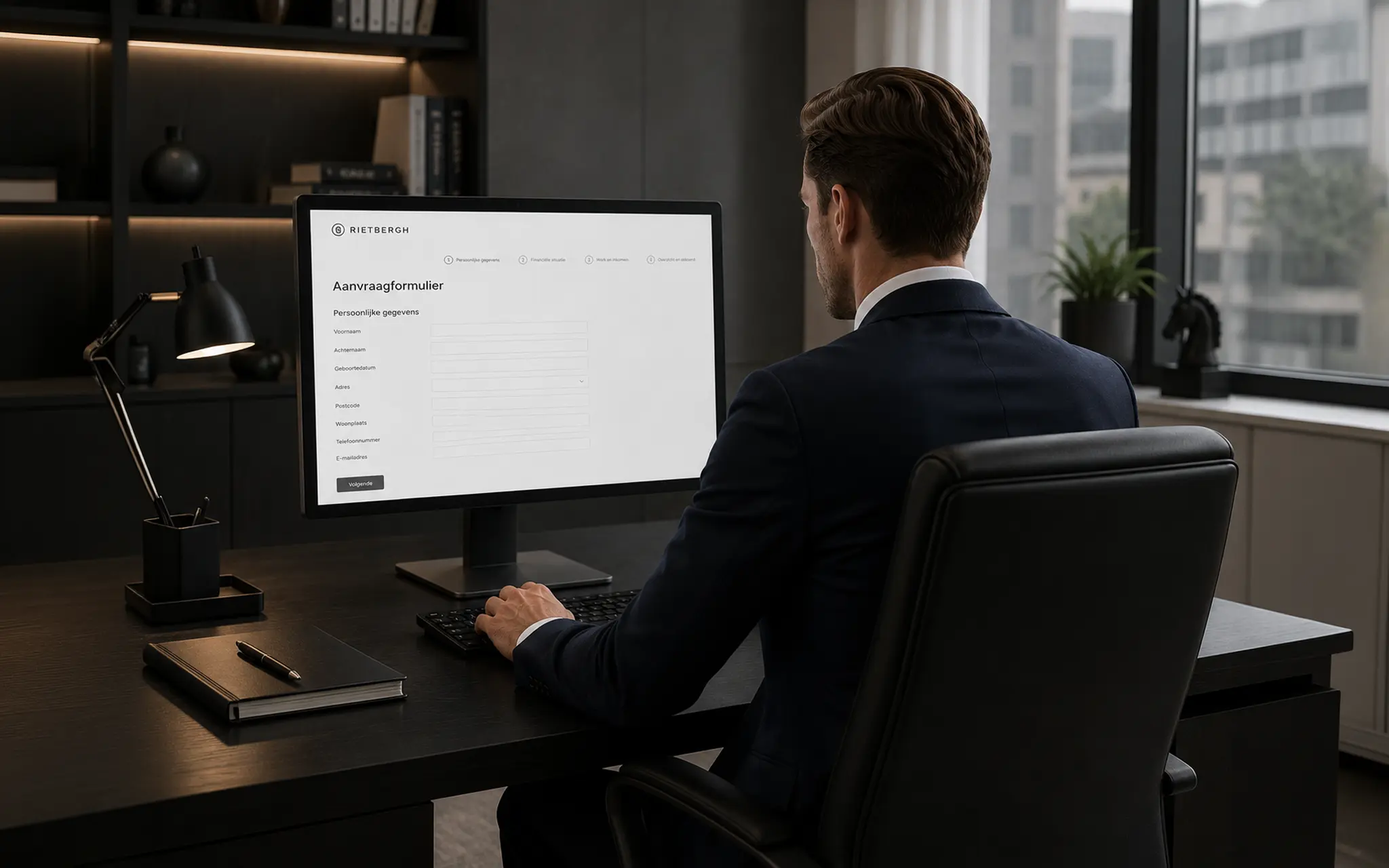 welkepasvorm-005 Een man die afspraakformulier invult van Rietbergh op zijn computer