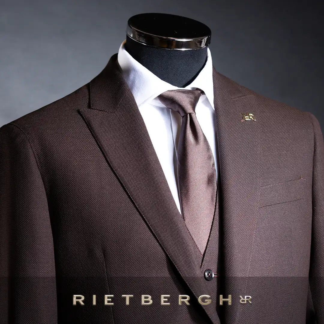 Een bruin trouwpak met een bijpassende das van Rietbergh